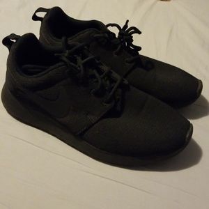 Roshe one nike sneakers